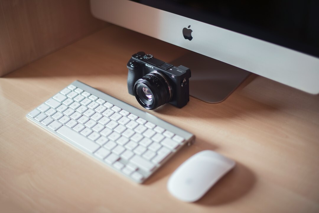 Fotograf redigerer dokumentarfotos på en bærbar computer