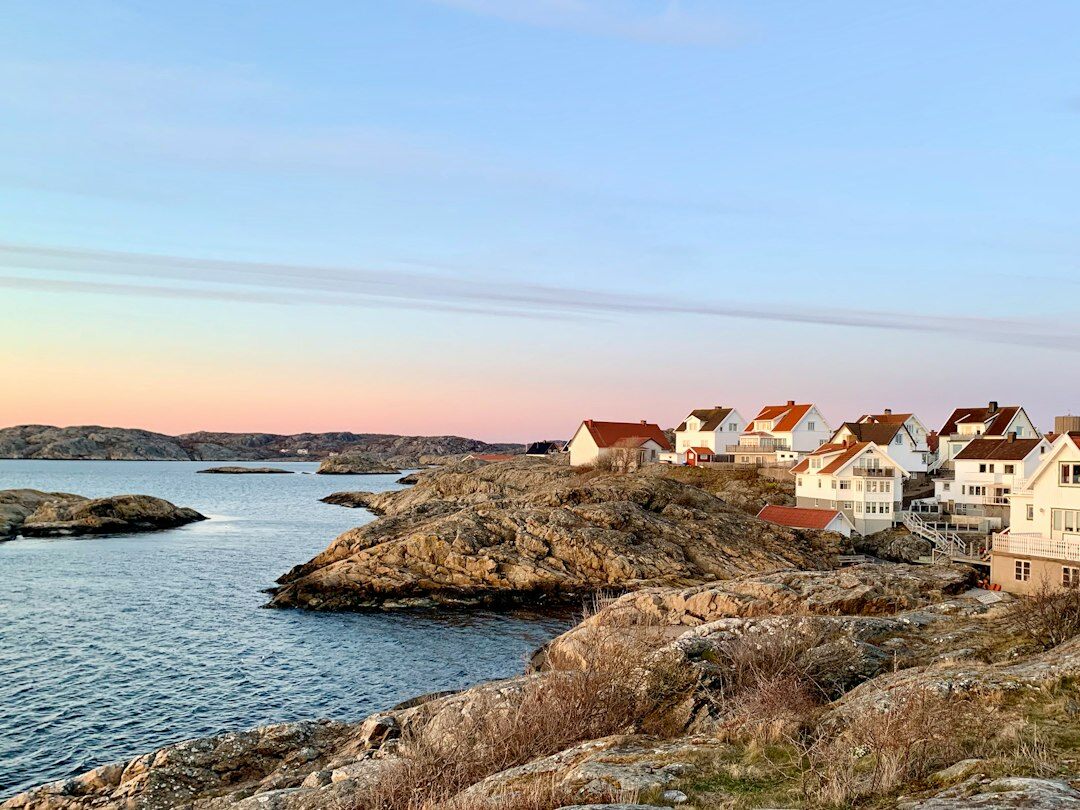 Farverige huse i en lille dansk kystby